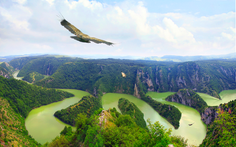 Illustration for article titled Absolutely Stunning Examples Of Lakes And Rivers With Unearthly Colors